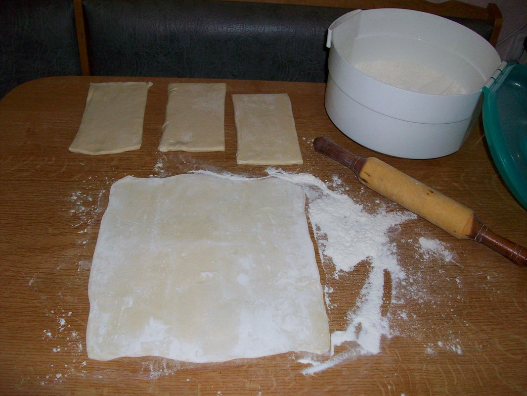 Как правильно раскатывать тесто. Раскатка для слойки. Раскатать слоеное тесто. Тесто листовое. Тесто на листе.