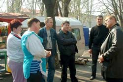 Директор рынка 'Приднепровский' Александр Афтений (крайний справа) отключил электричество предпринимателям, посоветовав сначала получить разрешения на торговлю в исполкоме.