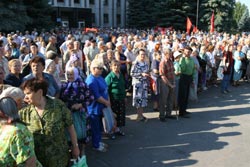Сессию горсовета сопровождала акция протеста, на которую собралось больше тысячи кременчужан