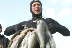 Такую вязанку килограммов на 50 подводному охотнику из киевского клуба „Батискаф” тяжело было даже поднять. А всю эту рыбу еще нужно было и наловить!