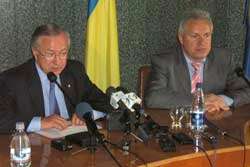 В.Асадчев (справа) надеется, что оценка его работы будет объективной и он останется в своем кресле