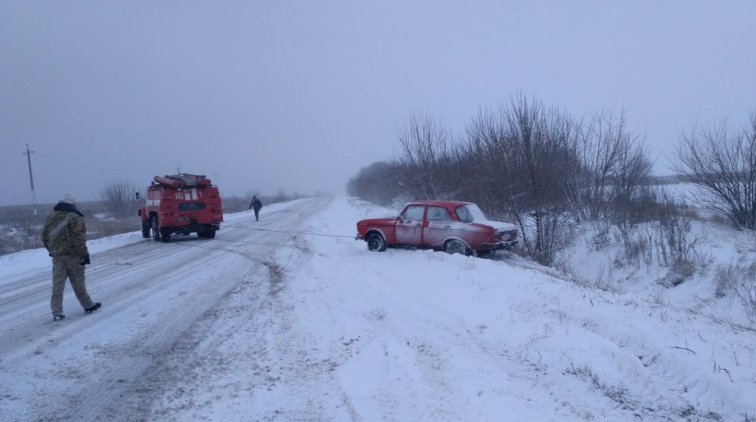Спасатели помогают вытаскивать машины из сугробов, 2 декабря 2016 года. Фото пресс-службы ГУ ГСЧС в Полтавской области