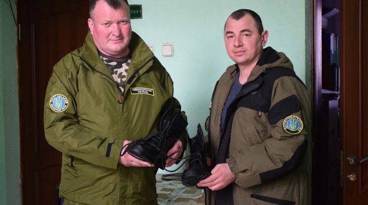 Инспекторы рыбоохранного патруля №1 Владимир Сидоренко и Иван Кожокарь осматривают новую обувь