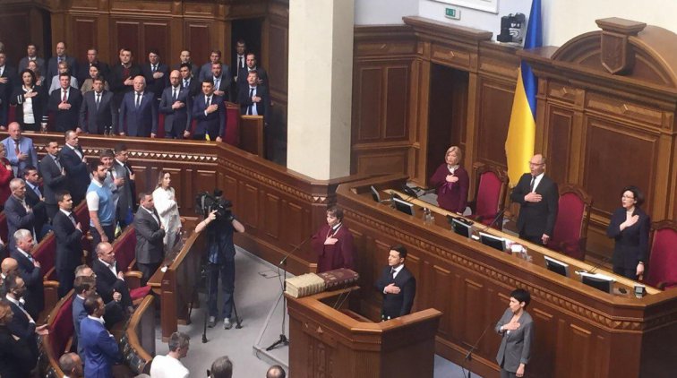 Справа от Владимира Зеленского глава Конституционного суда, слева — глава ЦИК Фото: Страна.ua
