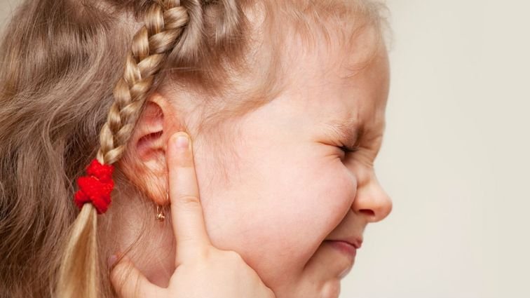 Как лечить отит (заболевание уха) у ребёнка