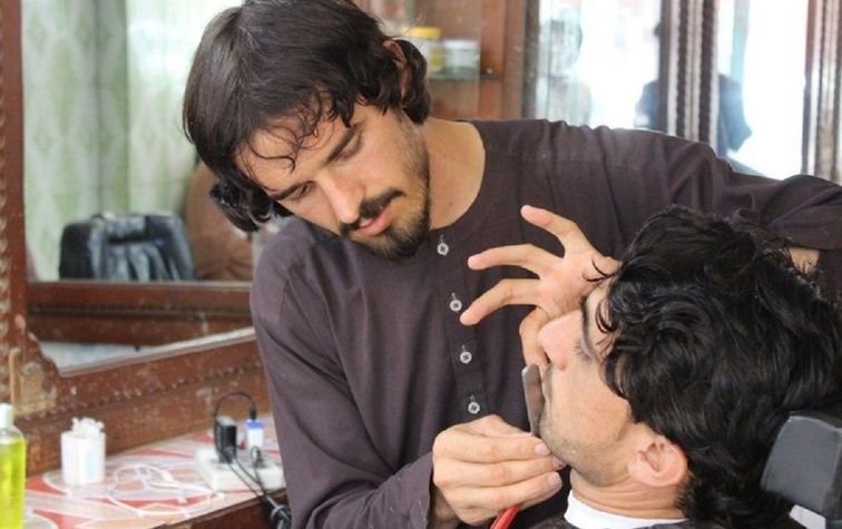 Талибы запретили афганцам делать модные стрижки