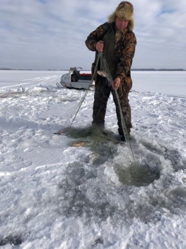 В акватории Кременчугского водохранилища из-подо льда вытащили 5 браконьерских сетей