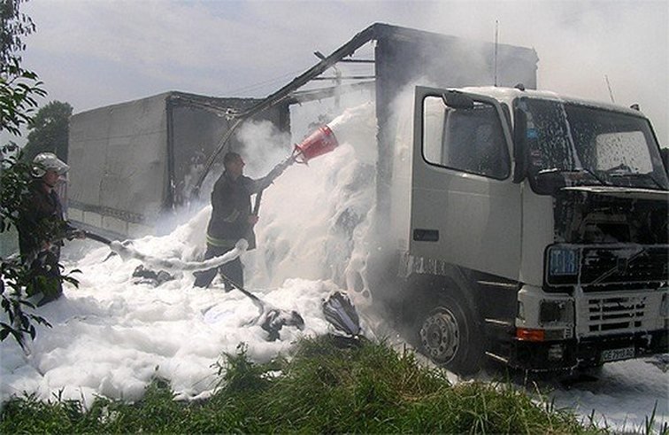 В Кременчуге сгорел грузовик с трикотажем
