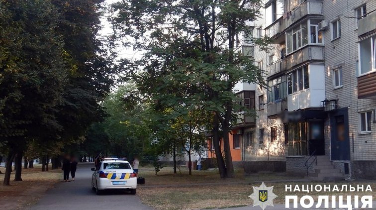 Поліція з'ясовує причини падіння чоловіка з четвертого поверху в Кременчуці