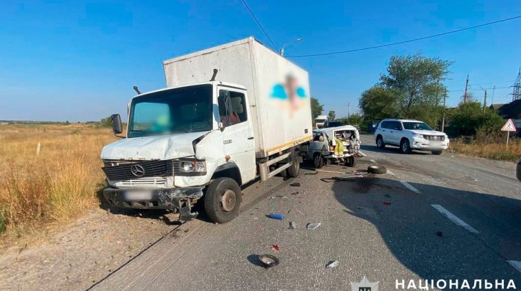 Зіткнення на трасі М-22: вантажівки та легковик потрапили в ДТП