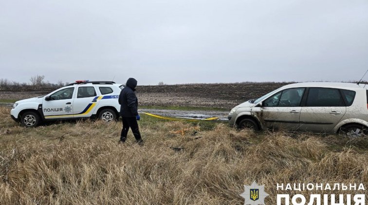 Поліцейські Полтавщини врятували водія, який застряг між селами Федоренки та Омельник