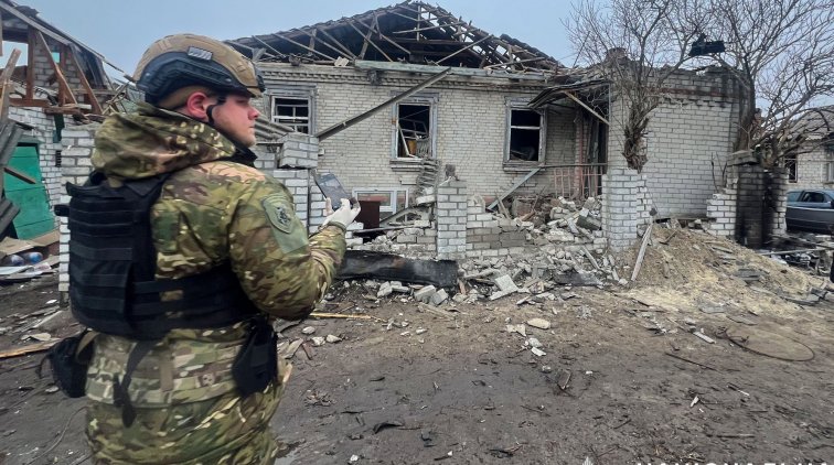 Уламки дрона, зруйновані будинки та авто — наслідки вибуху в Кременчуці