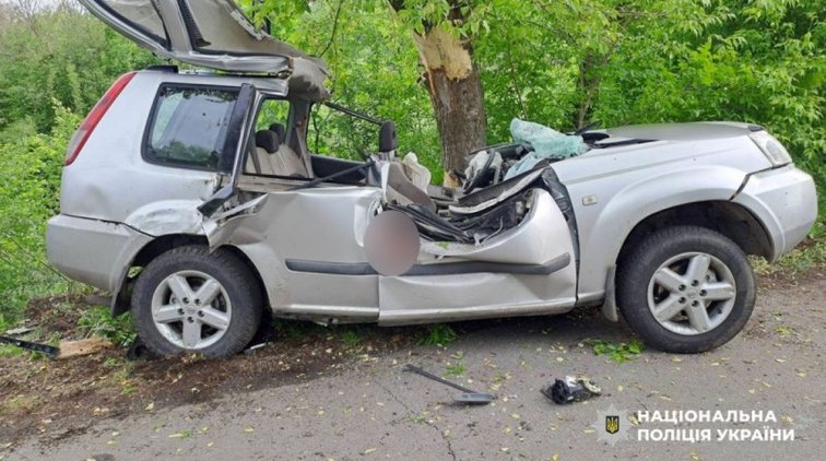 Авто з’їхало з дороги і врізалося в дерево, водій загинув, троє людей постраждали