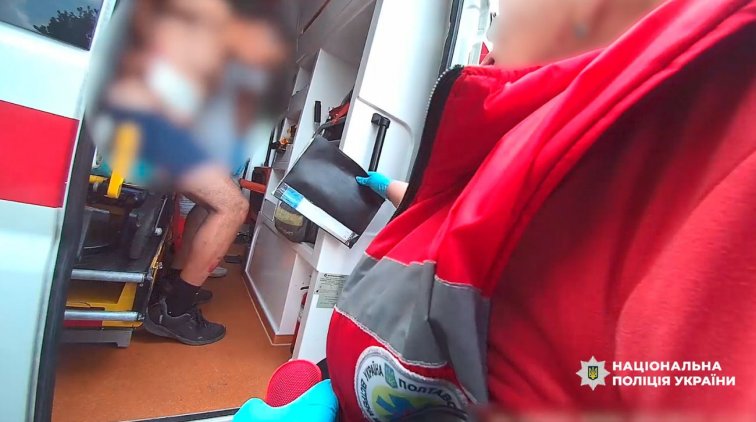 Під час робіт у дворі 49-річний чоловік упав на огорожу