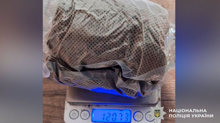 Вдома у підозрюваного знайшли ЛСД, канабіс, псилоцибін і кратом