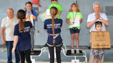 На скеледромі КрНУ відбувся чемпіонат України зі скелелазіння серед школярів