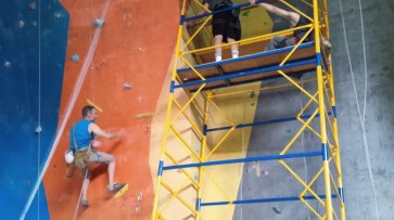 На скеледромі КрНУ відбувся чемпіонат України зі скелелазіння серед школярів